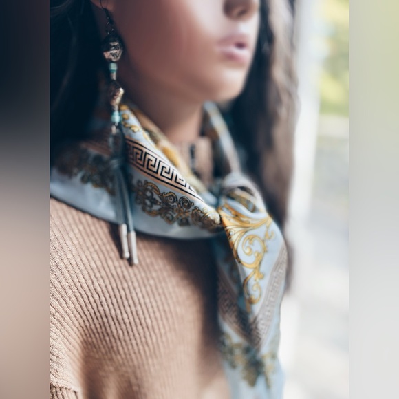 Scarf Baroque Pattern - Picture 12 of 12